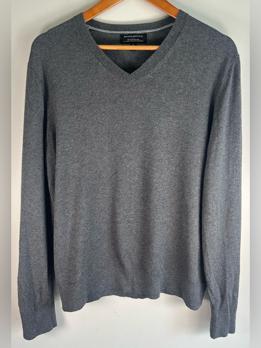 Banana Republic Men’s V-neck Sweater Size L Gray Premium Luxe Yarn Silk Cashmere